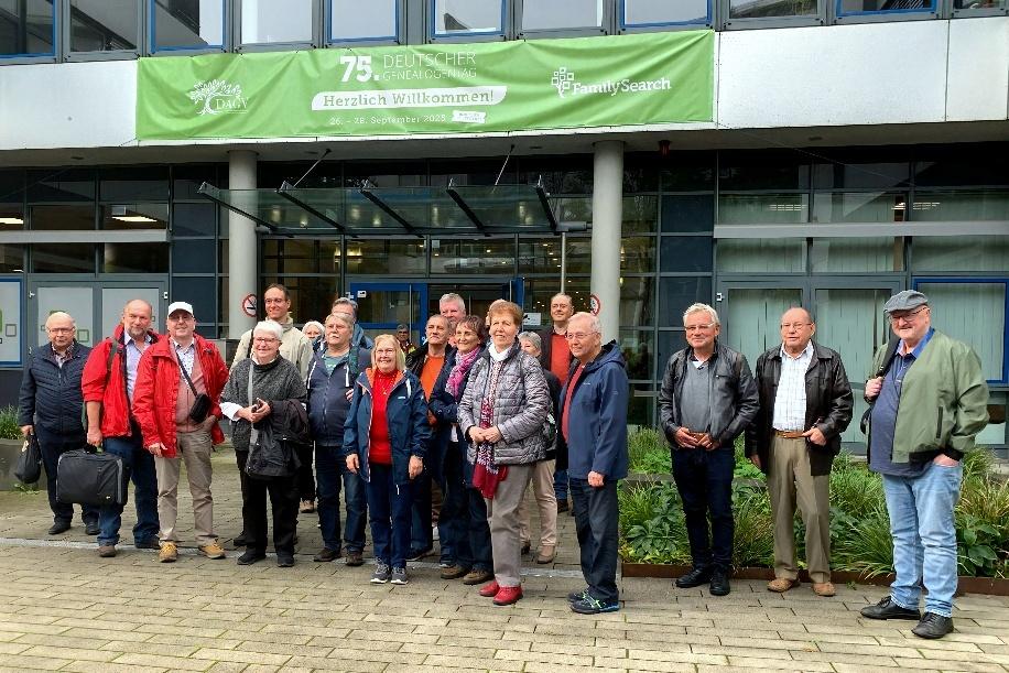 Die saarländischen Besucher vor dem Phönix Haus in Frankfurt/M.