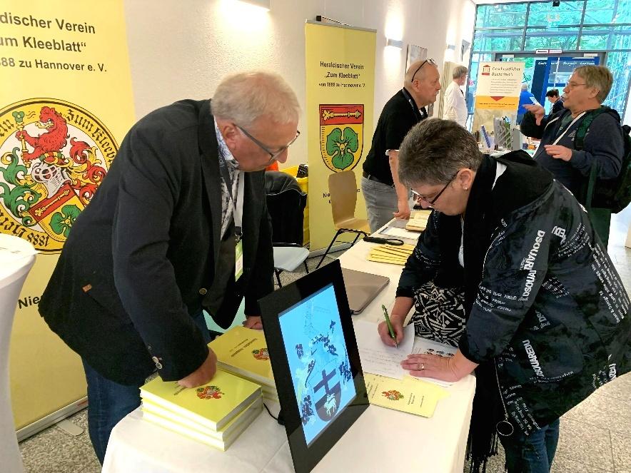 Friedrich Denne u. Siegbert Schappert am Stand der Gruppen Familien- und Wappenkunde der Stiftung Bahn-Sozialwerk
